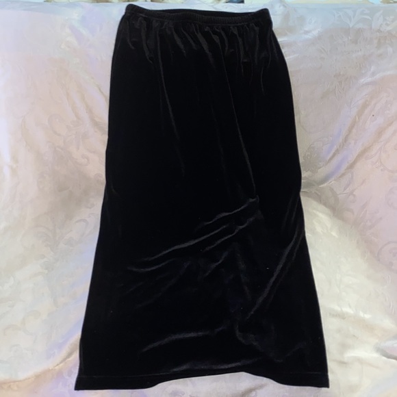 Briggs New York Dresses & Skirts - Briggs New York Straight Velvet Skirt